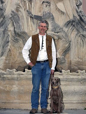 Weimaranerhündin Elfriede von der Vogelweide mit Führer im Stift Göttweig/Niederösterreich